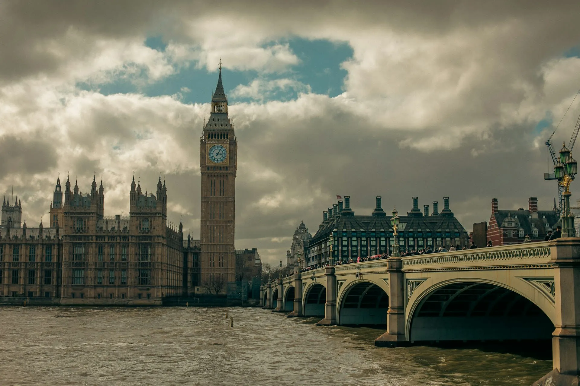 Big Ben en de Houses of Parliament aan de Theems met Westminster Bridge in Londen