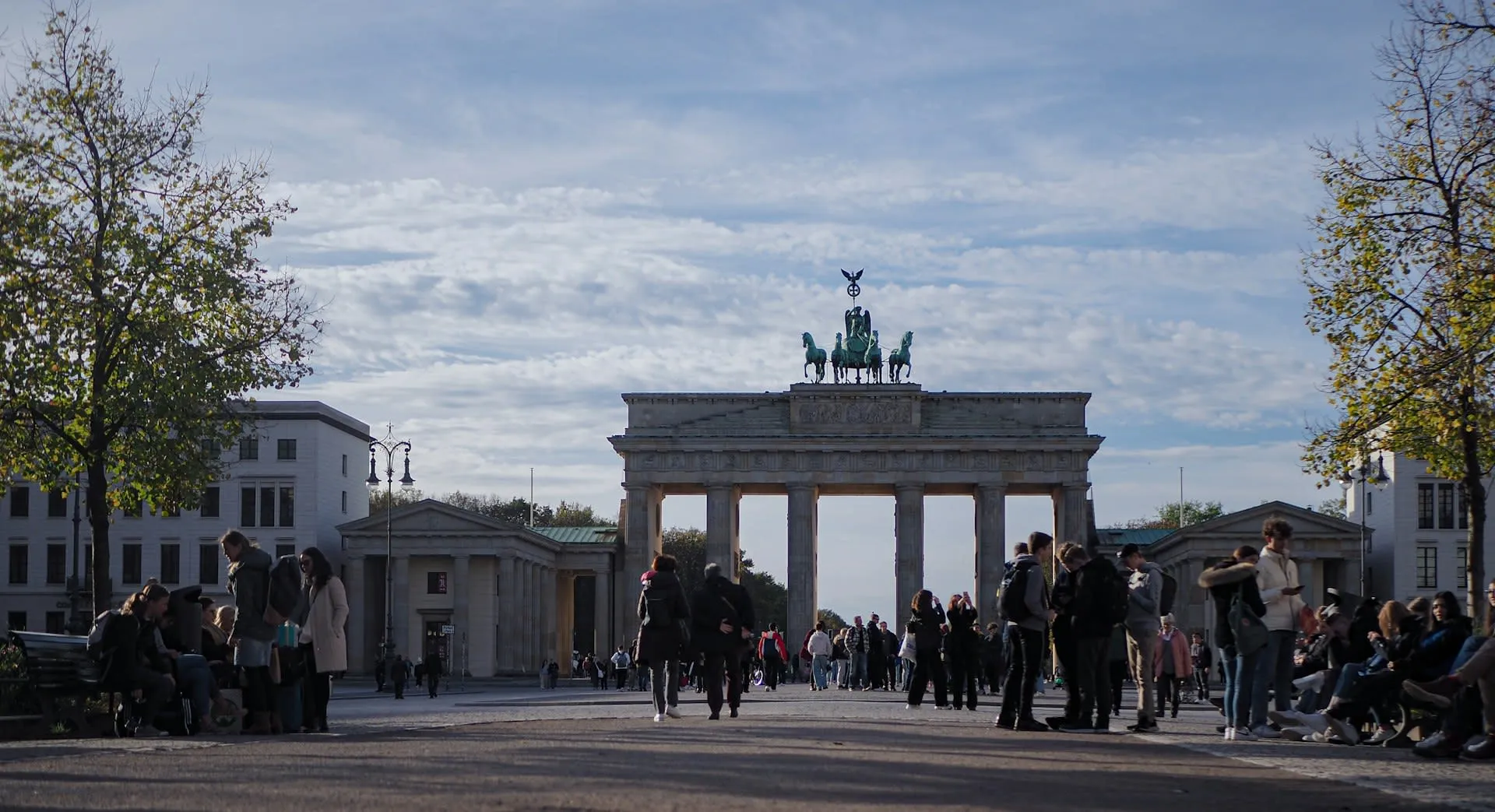 Brandenburger Tor in Berlijn op een heldere dag met wandelaars op het plein