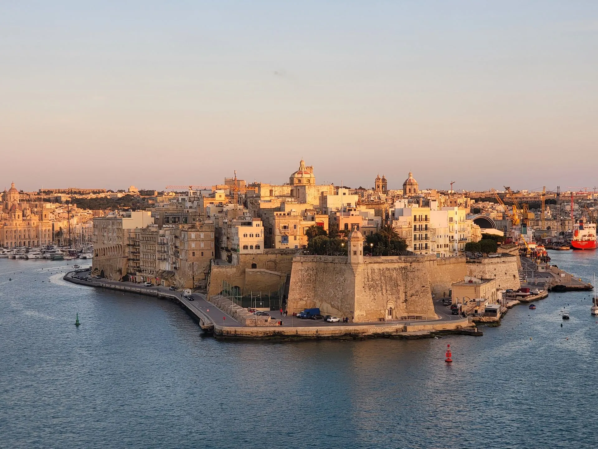Grand Harbour van Malta met honingkleurige bastions en jachthaven in warm avondlicht