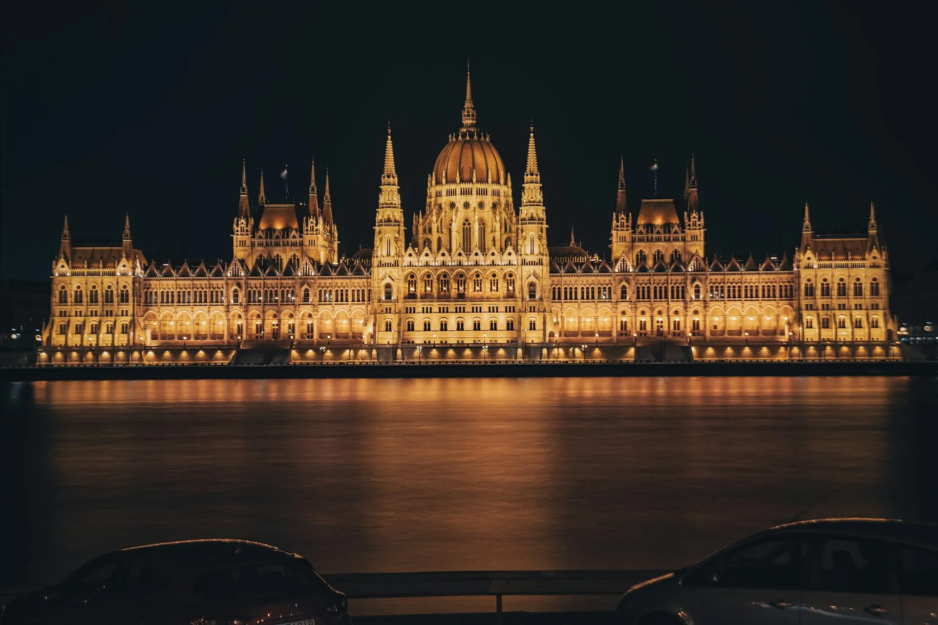 Het verlichte parlementsgebouw van Boedapest 's avonds weerspiegeld in de Donau