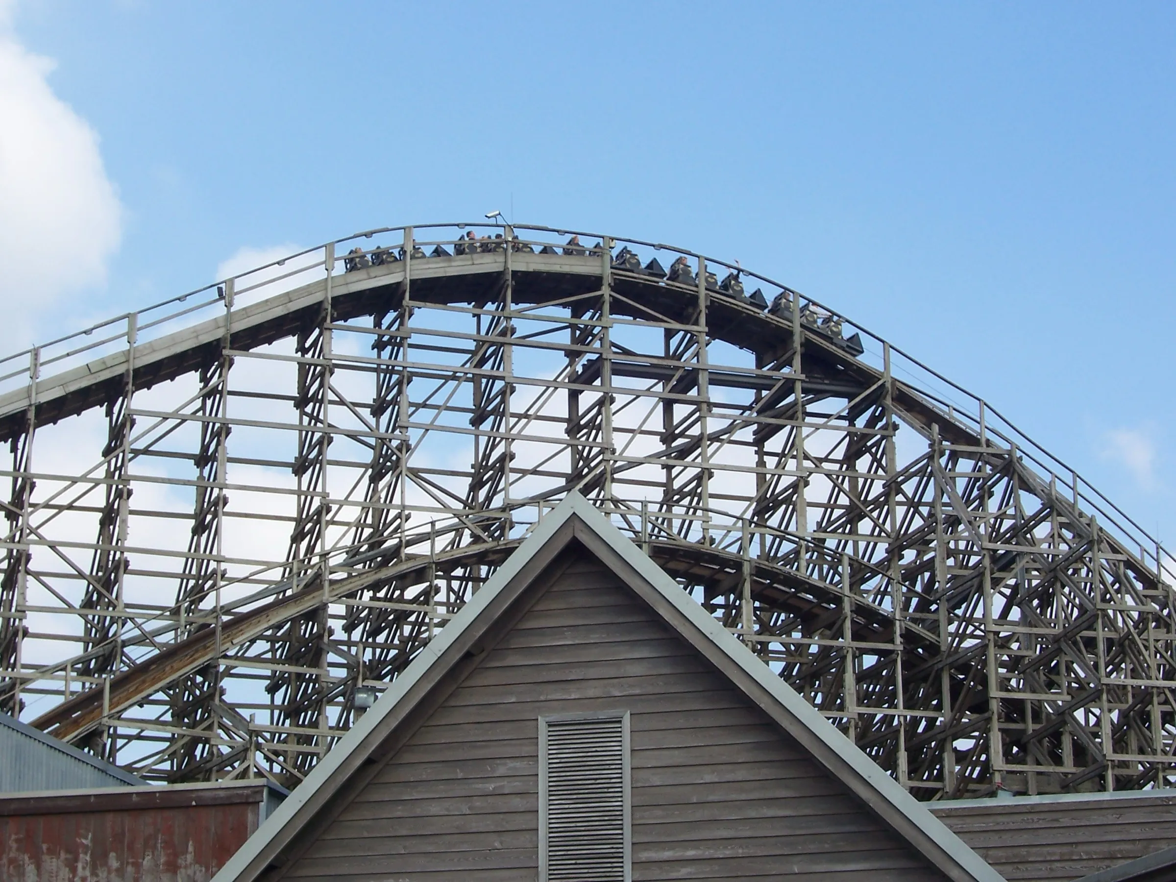 Houten achtbaan Bandit in Movie Park Germany in Bottrop onder een blauwe lucht