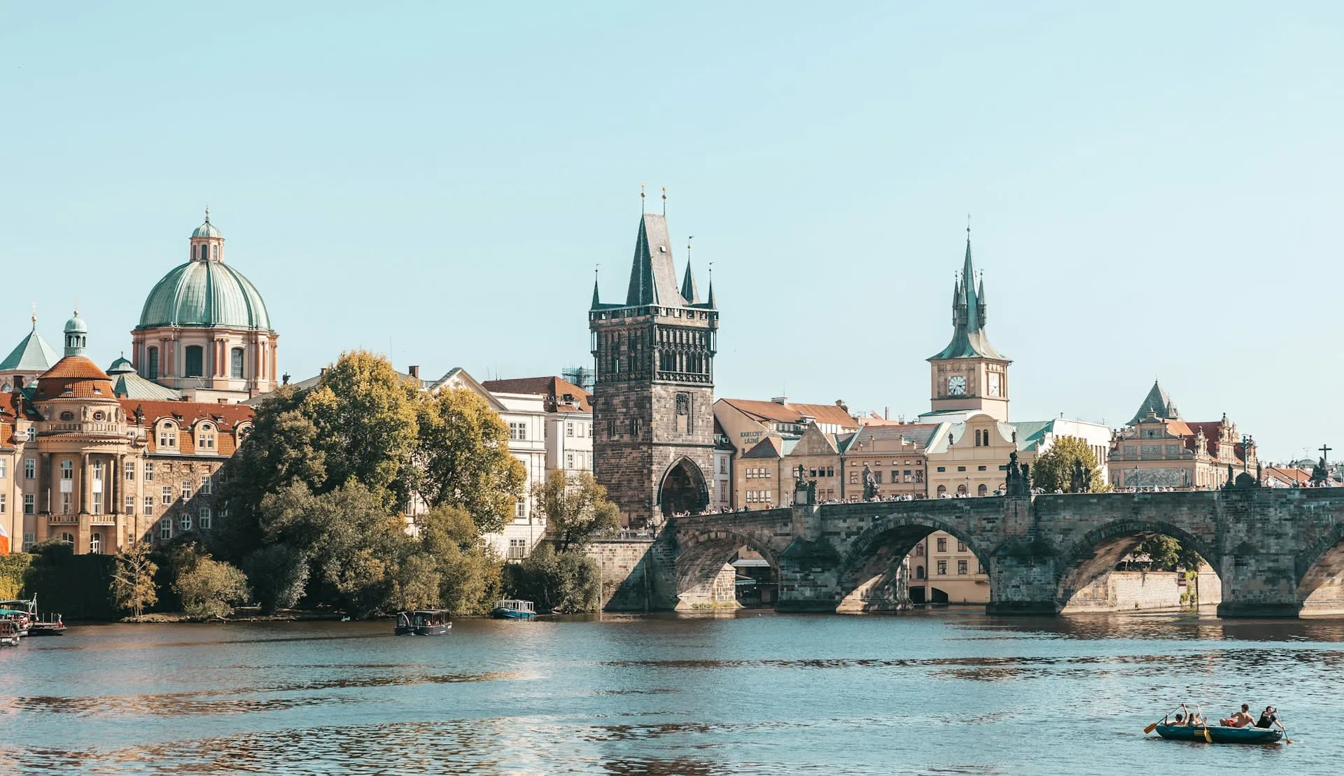 Karelsbrug en de Oudestadbrugtoren over de Moldau in Praag op een zonnige dag