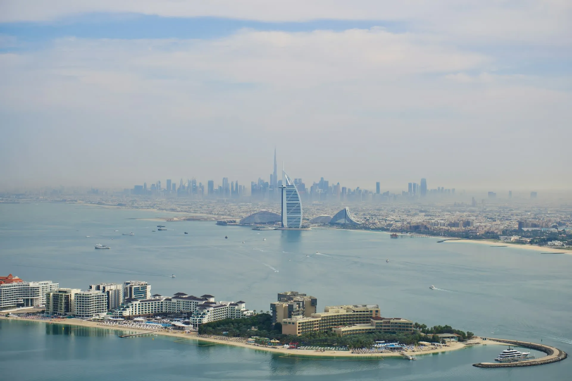 Luchtfoto van de kustlijn van Dubai met de Burj Al Arab en de skyline met Burj Khalifa
