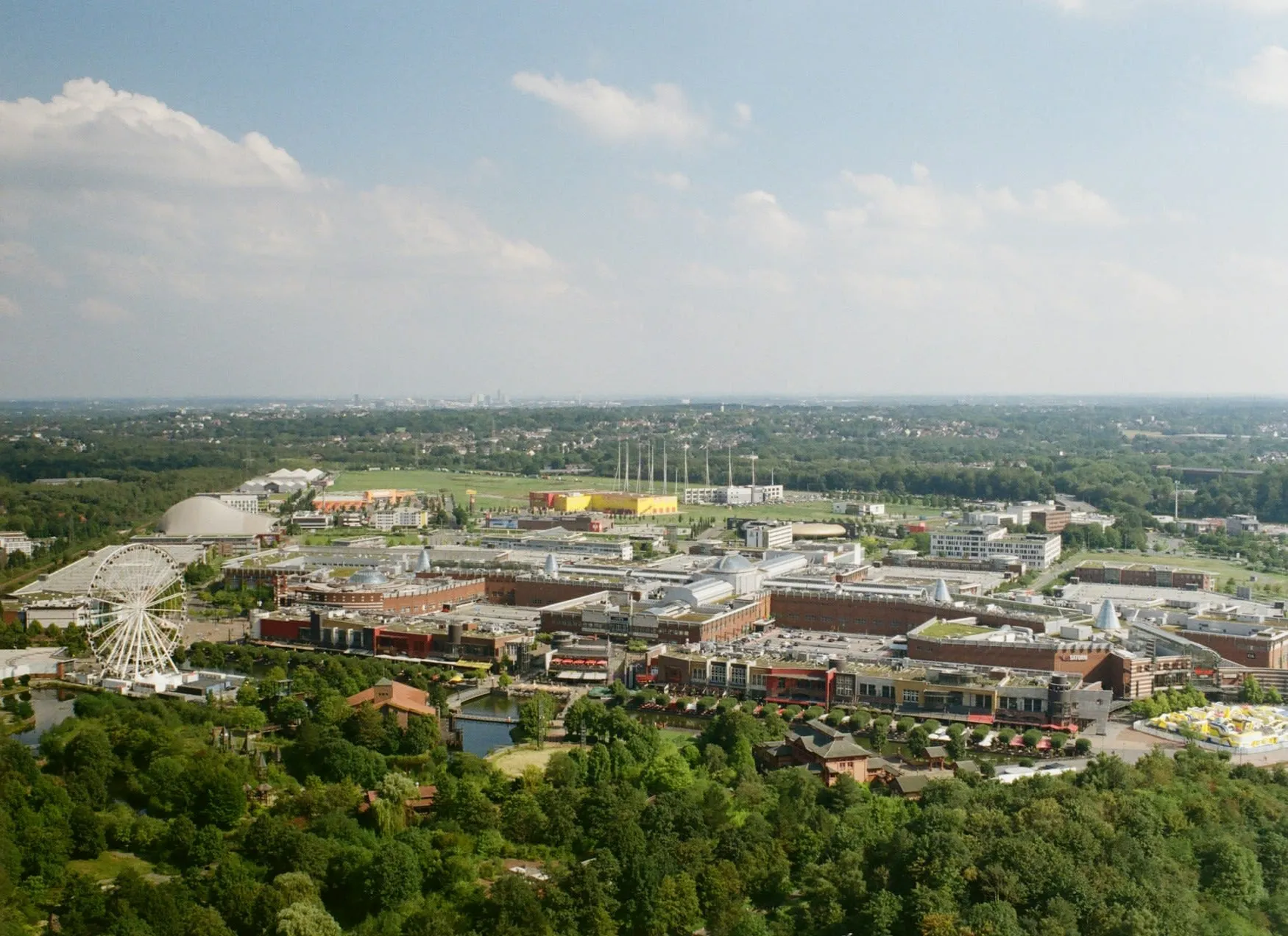 Luchtfoto van winkelcentrum CentrO in Oberhausen met reuzenrad en promenade langs het water