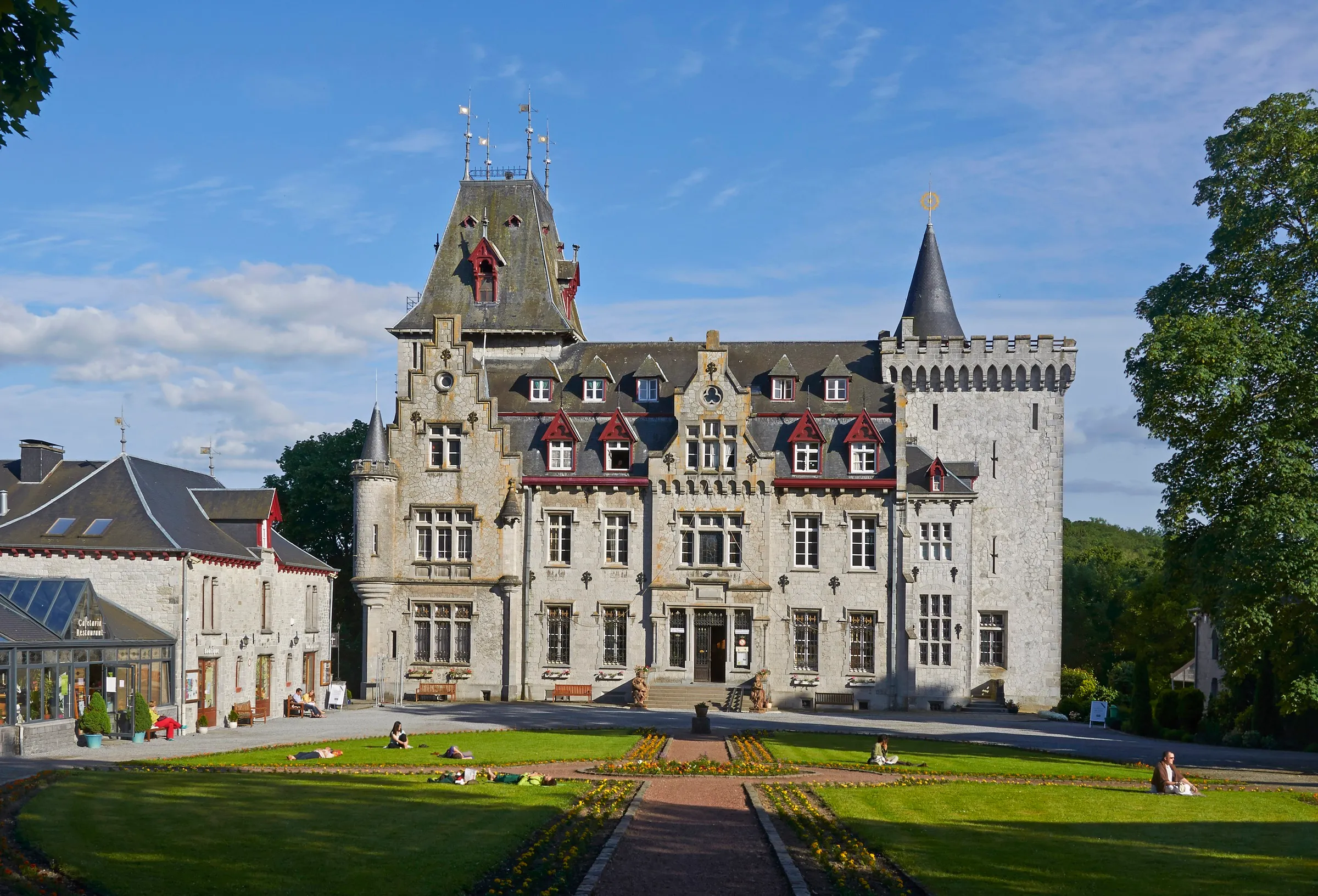 Neogotisch kasteel van Petite Somme in Radhadesh met bloementuin, bij Durbuy in de Ardennen