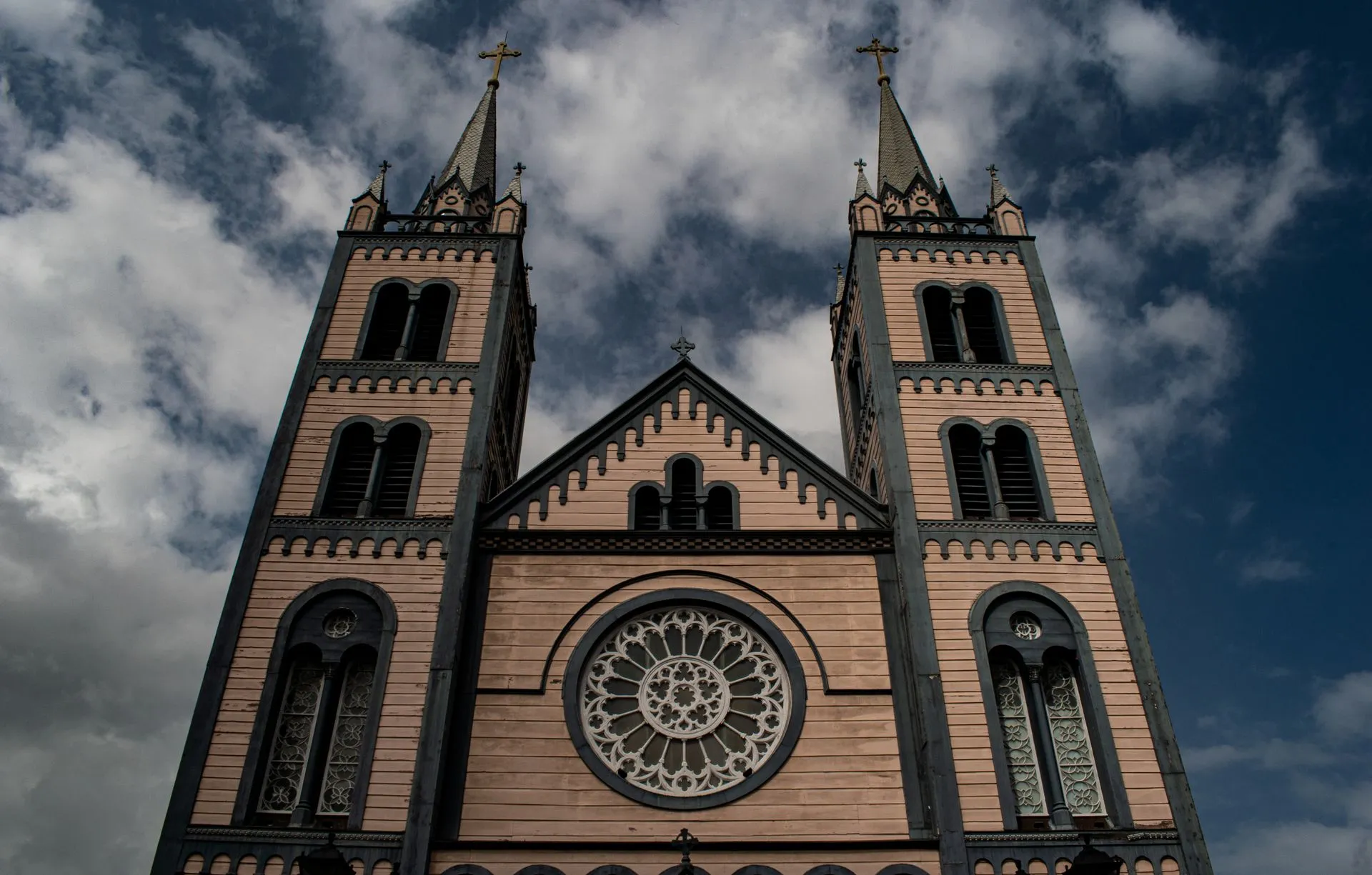 Sint-Petrus-en-Pauluskathedraal in Paramaribo met twee houten torens en roosvenster