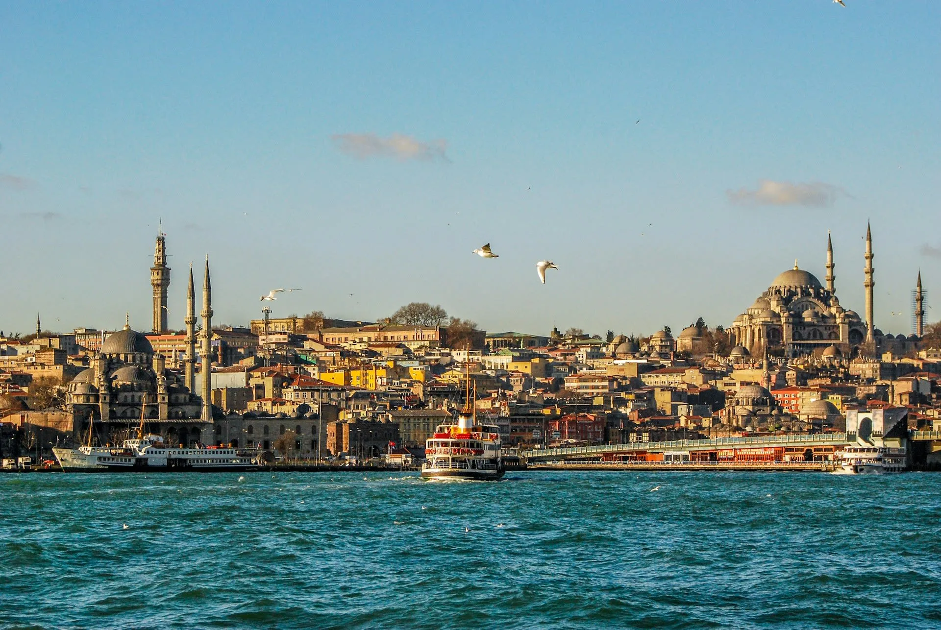 Skyline van Istanbul met de Süleymaniye-moskee en een veerboot op de Gouden Hoorn