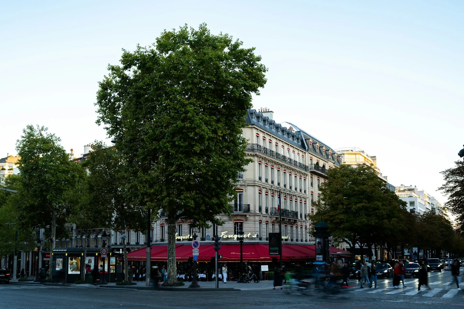 Terras van Fouquet's aan de Champs-Élysées in Parijs bij avondlicht