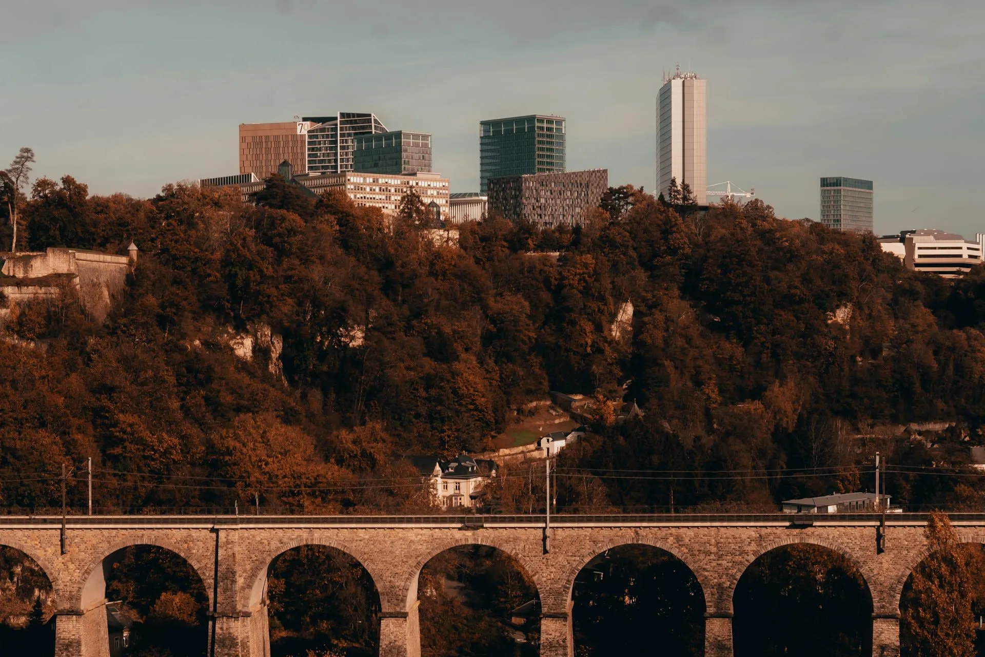 Uitzicht over Luxemburg-stad met stadsplateau en spoorviaduct in herfstkleuren