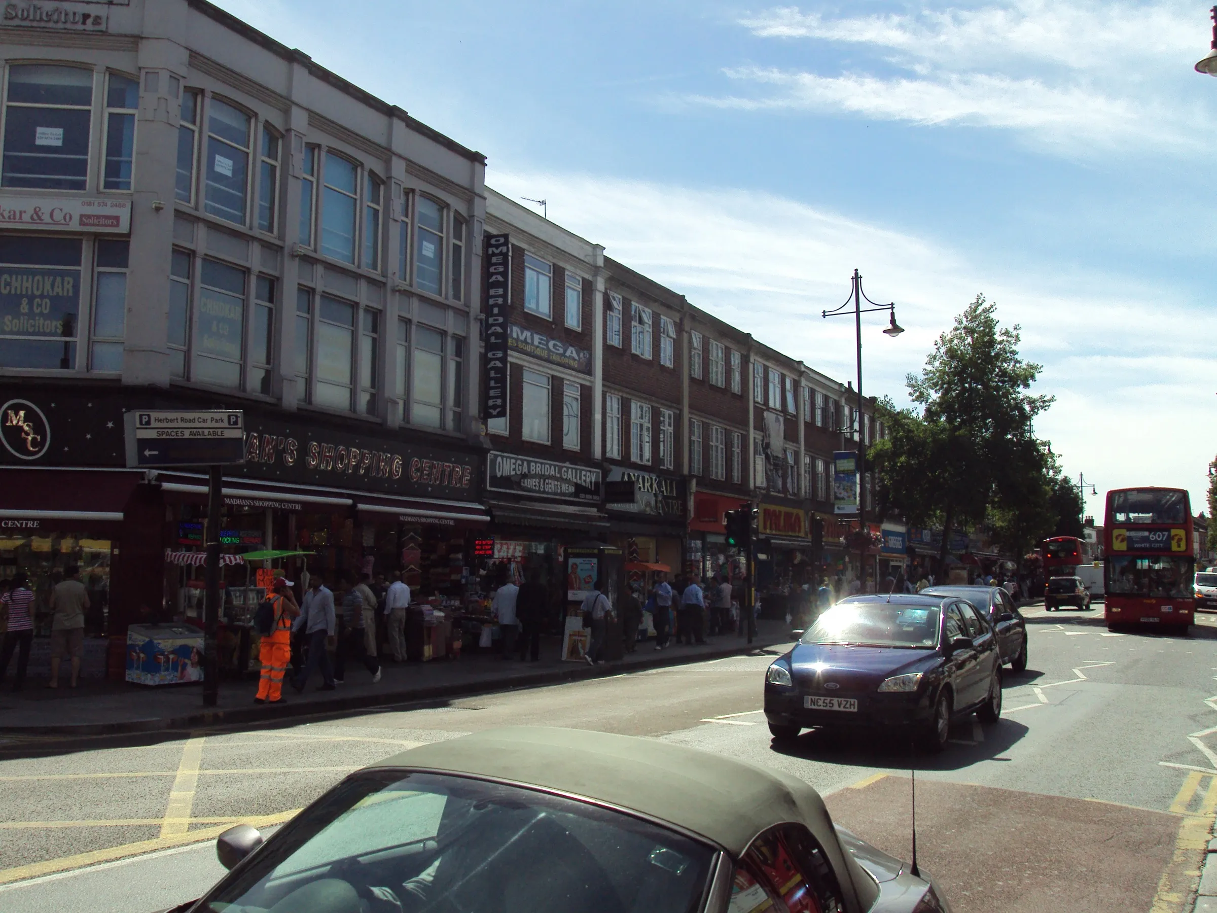 Winkelstraat The Broadway in Southall met Indiase winkels en een rode dubbeldekker