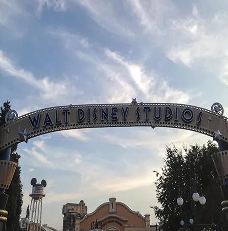 Entreeboog van Walt Disney Studios in Disneyland Parijs tegen een avondlucht