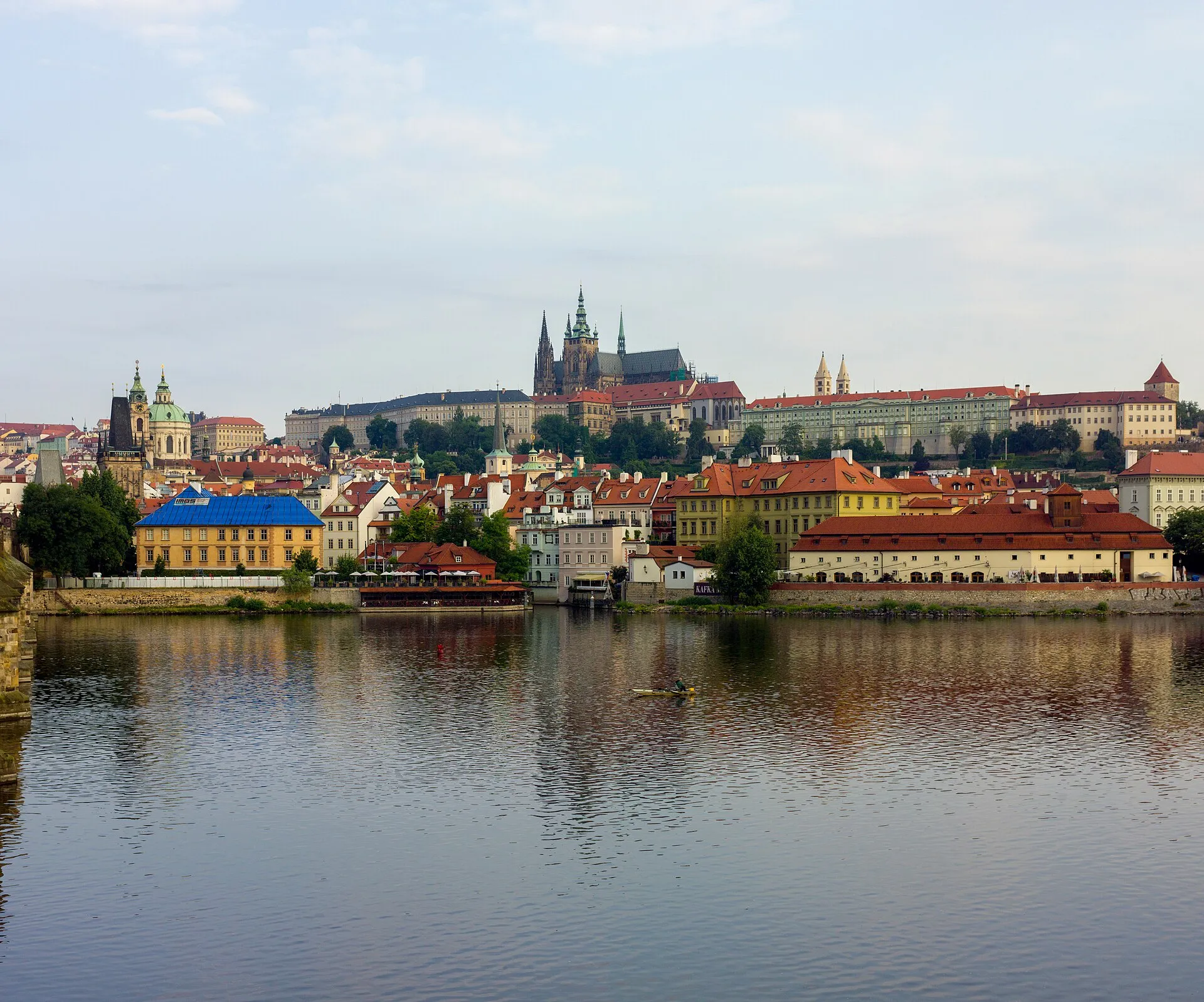 Praagse burcht met de Sint-Vituskathedraal boven de Kleine Zijde aan de Moldau in Praag