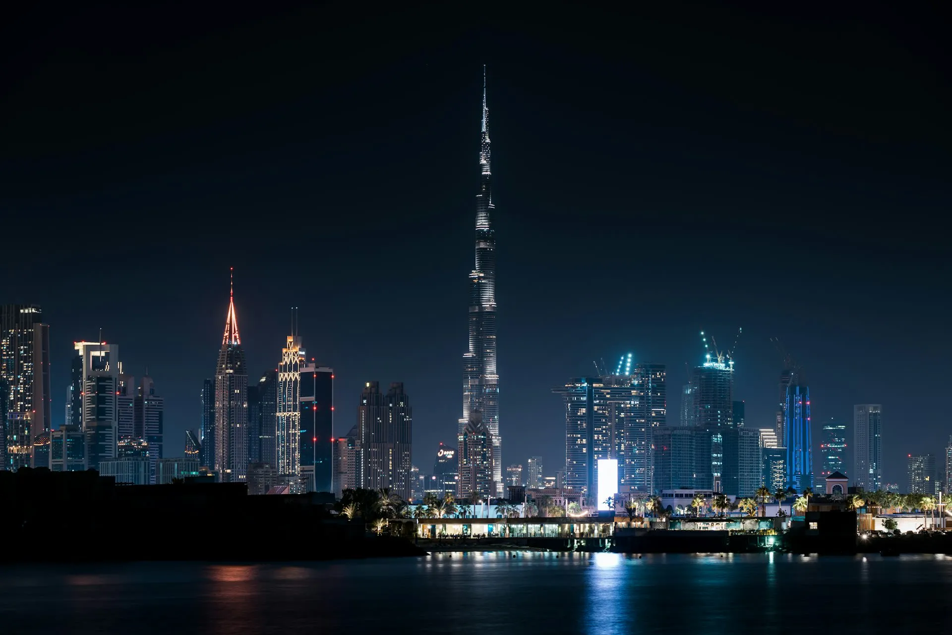 Skyline van Dubai bij nacht met de verlichte Burj Khalifa