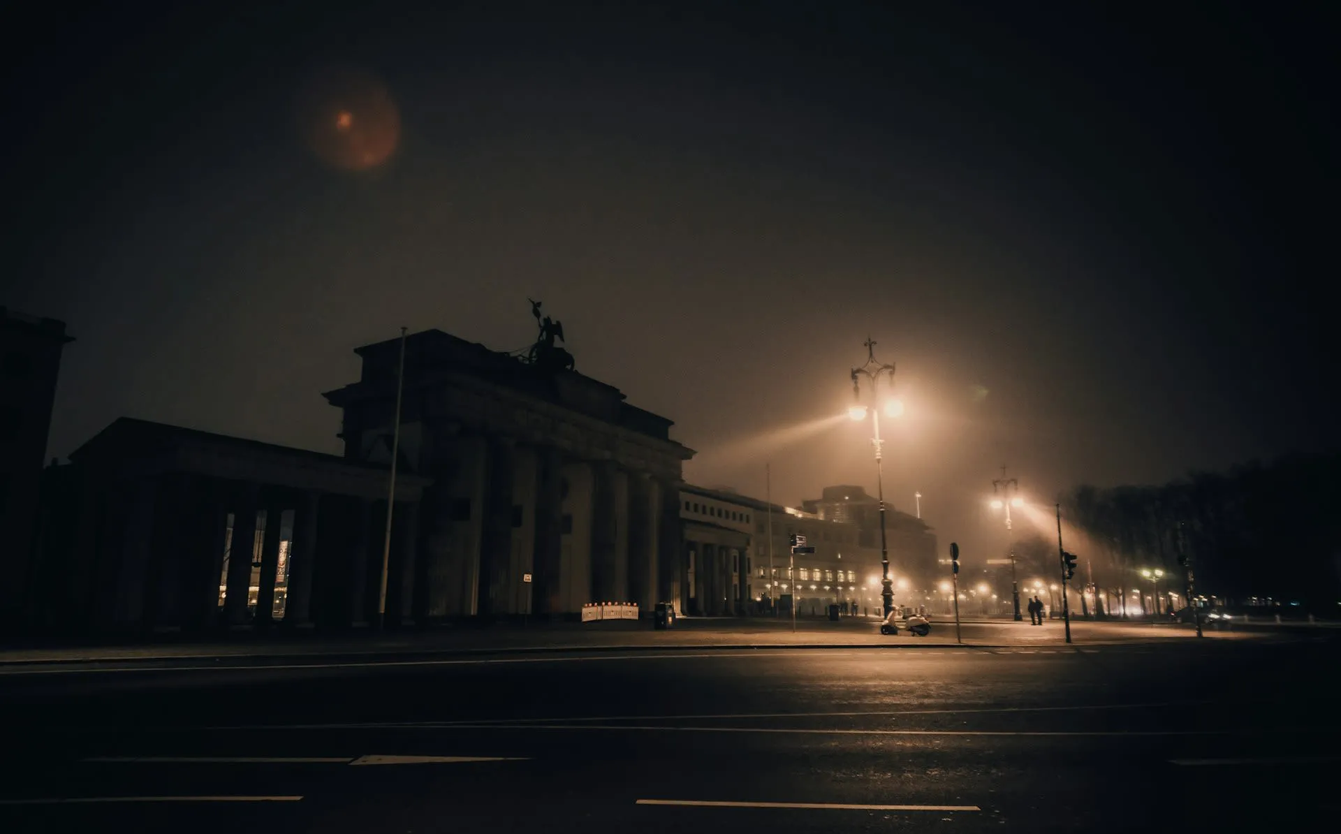 Brandenburger Tor in Berlijn bij avond met verlichte straatlantaarns
