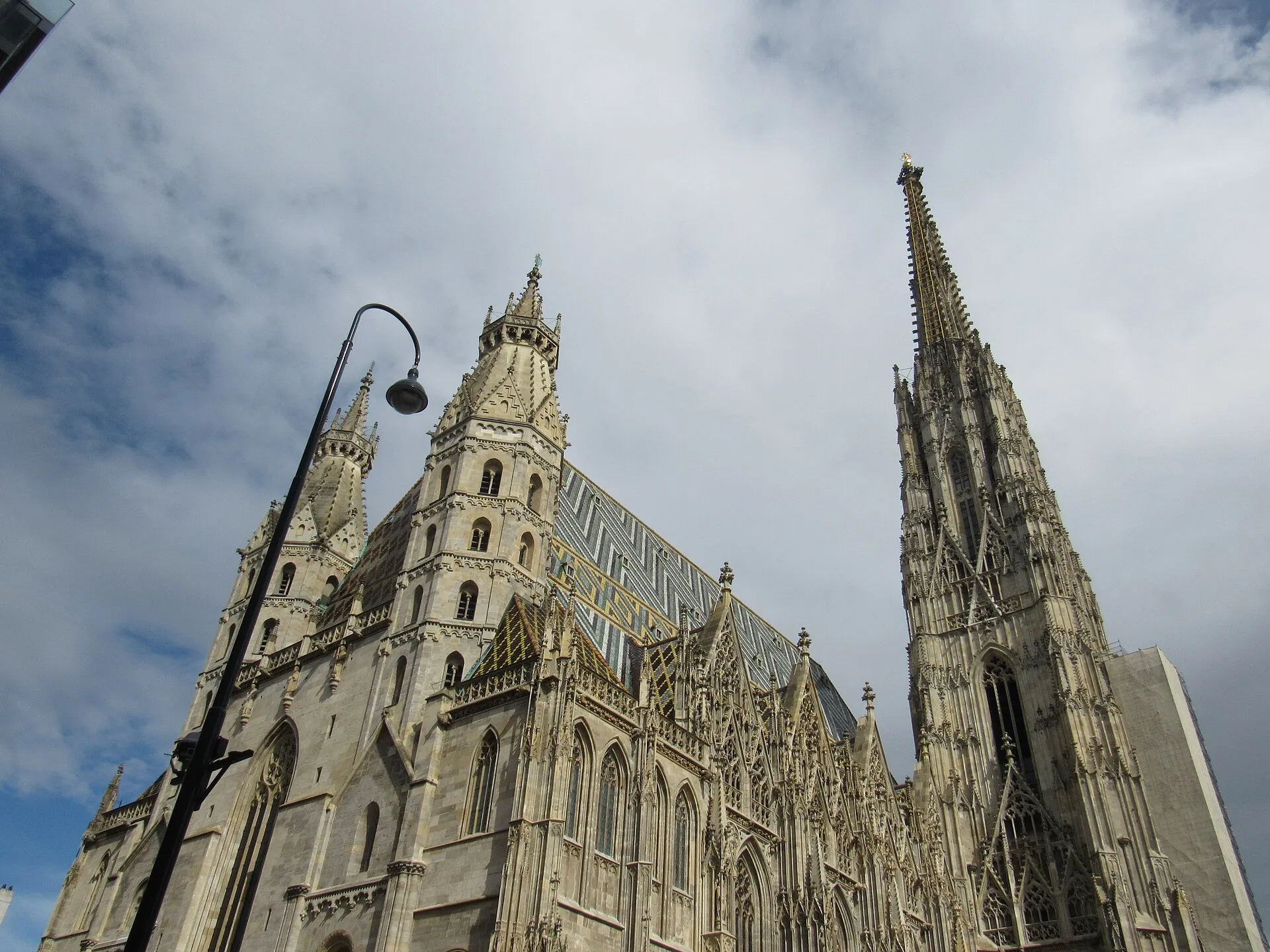 Stephansdom in Wenen met de hoge gotische torenspits en het kleurrijke tegeldak