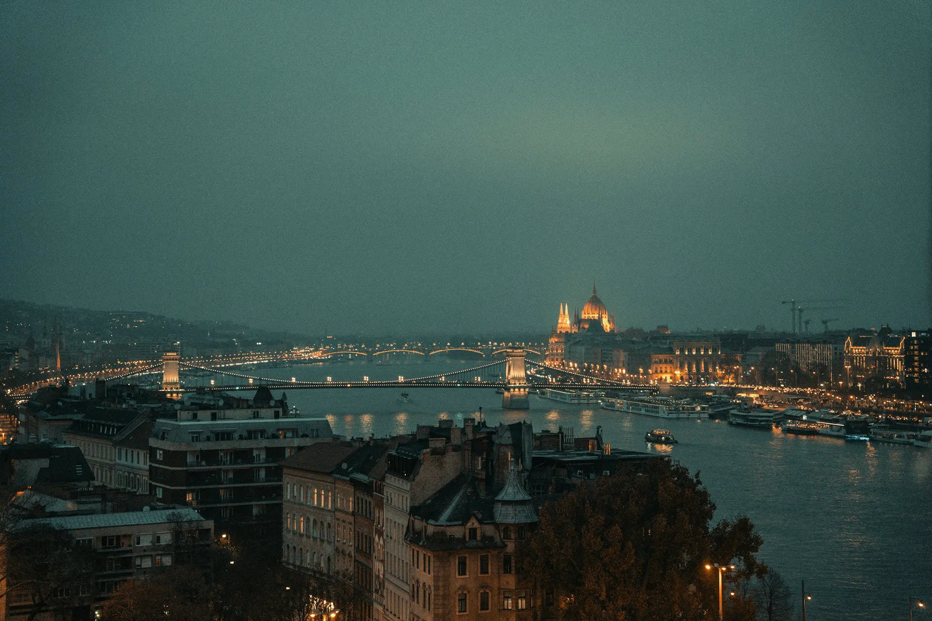 Avondpanorama van Boedapest met de Kettingbrug en het parlement over de Donau