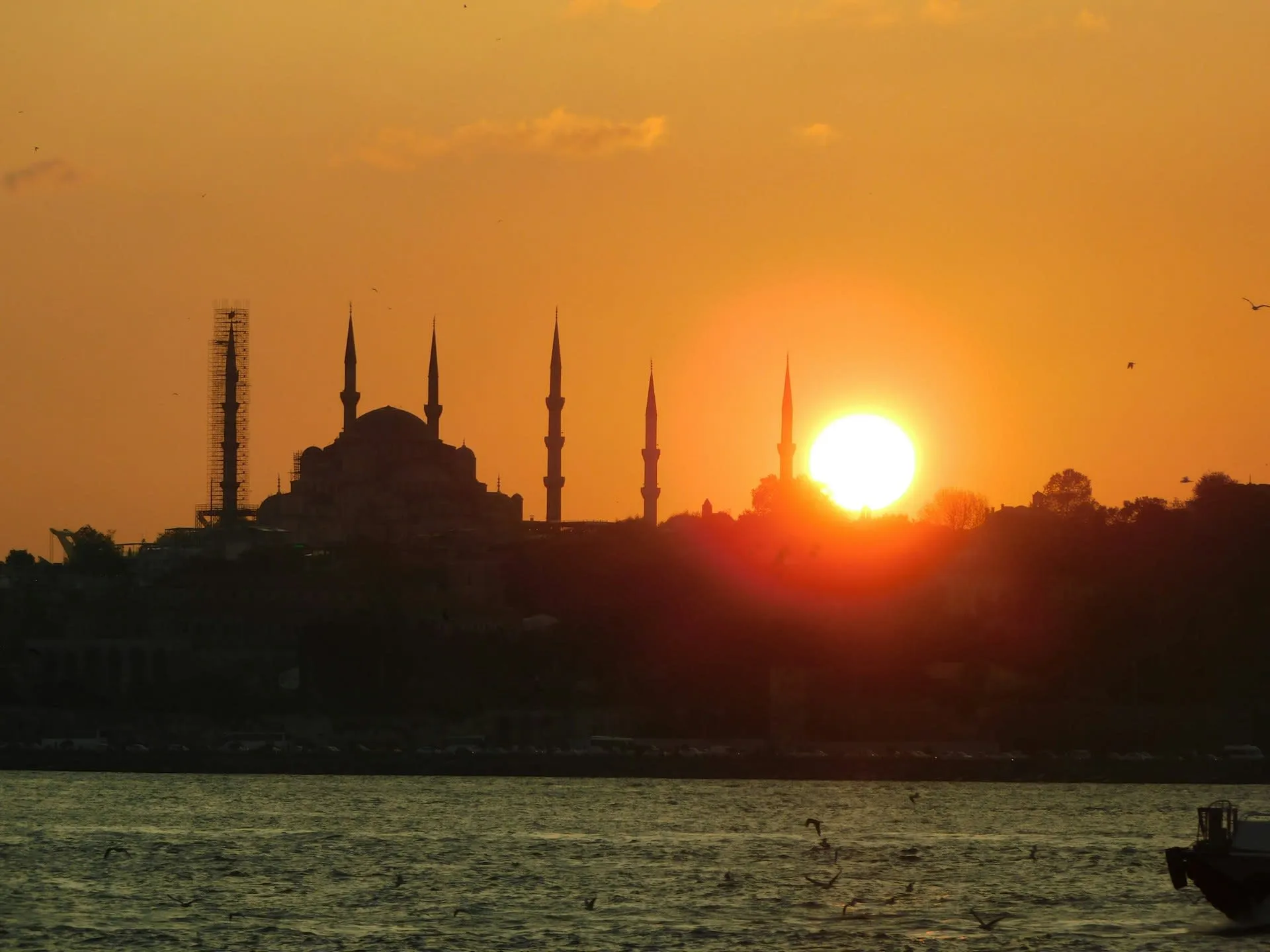 De Blauwe Moskee in Istanbul als silhouet bij zonsondergang