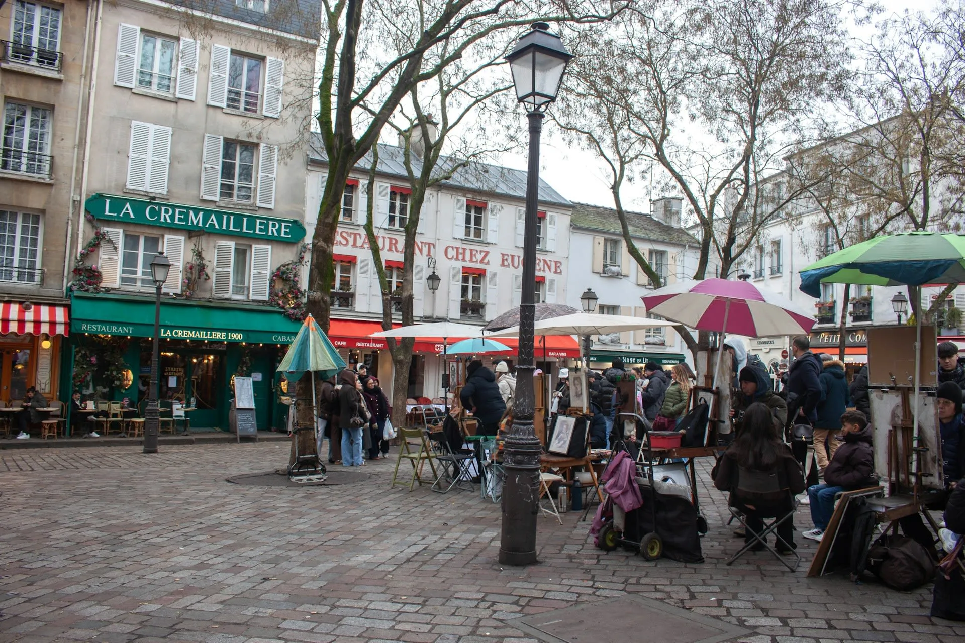 Place du Tertre op Montmartre in Parijs met terrassen en straatschilders