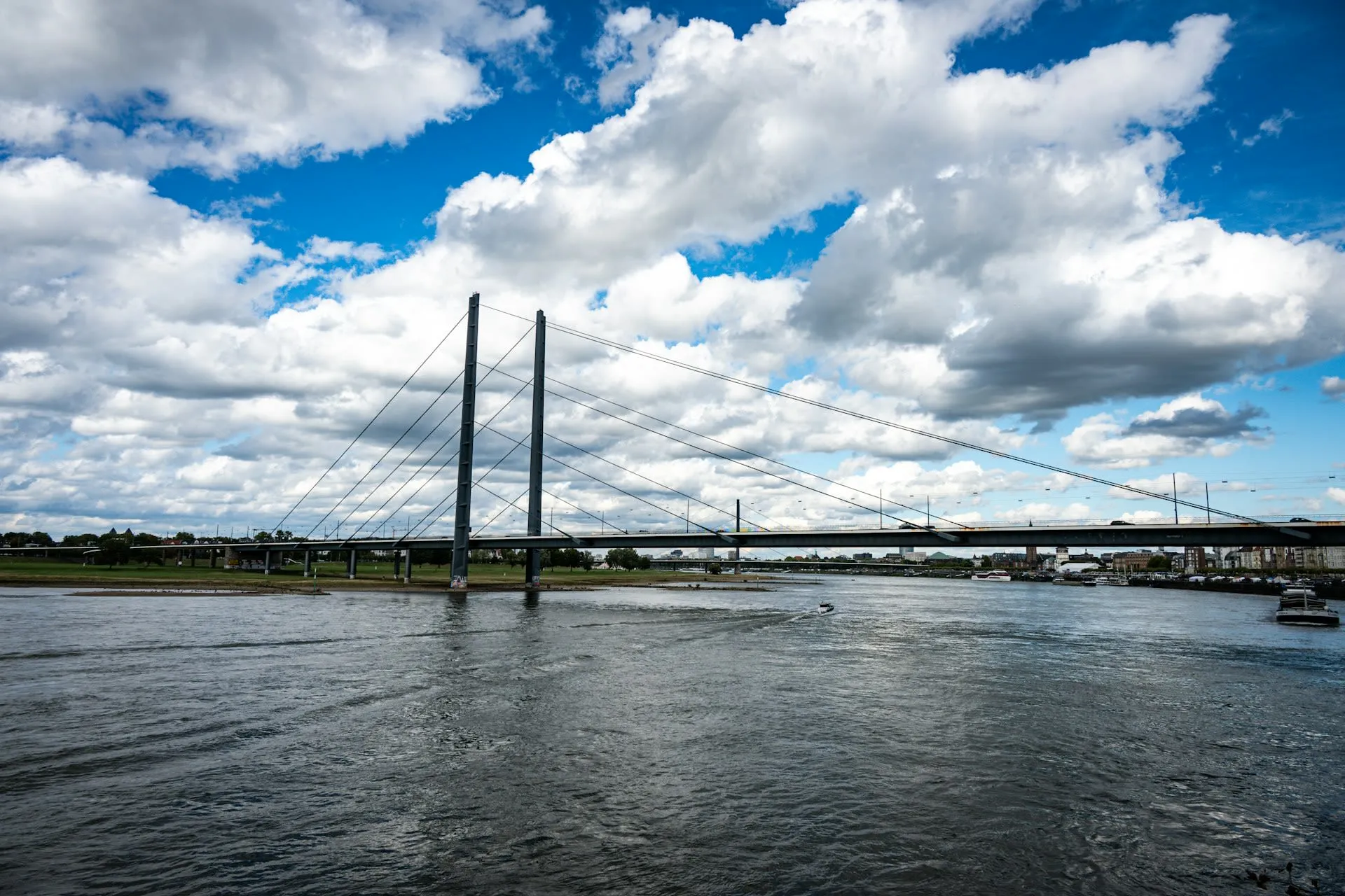 Rijnkniebrücke over de Rijn in Düsseldorf onder een wolkenlucht