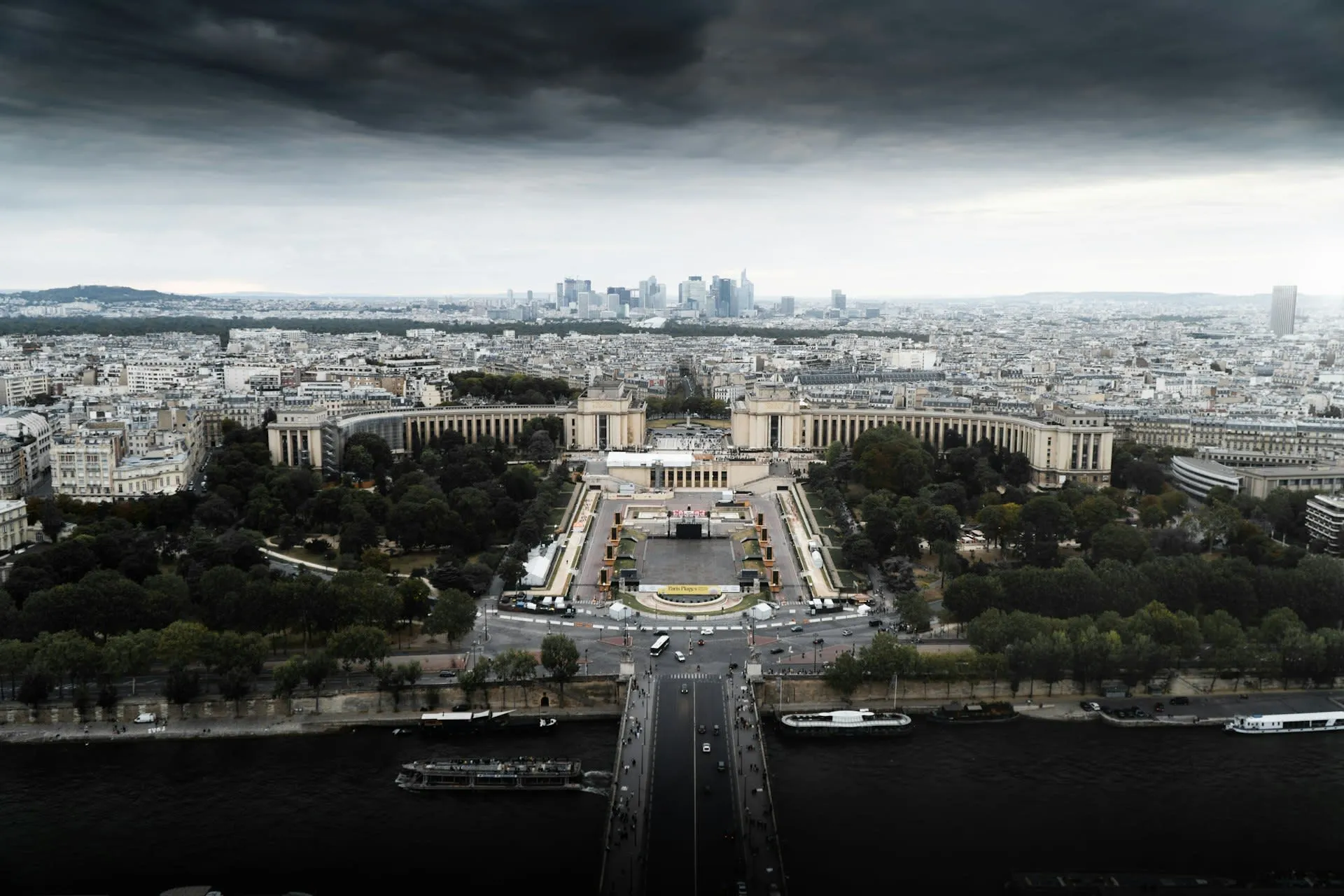 Panorama over Parijs met de tuinen en paleizen van het Trocadéro vanaf hoogte