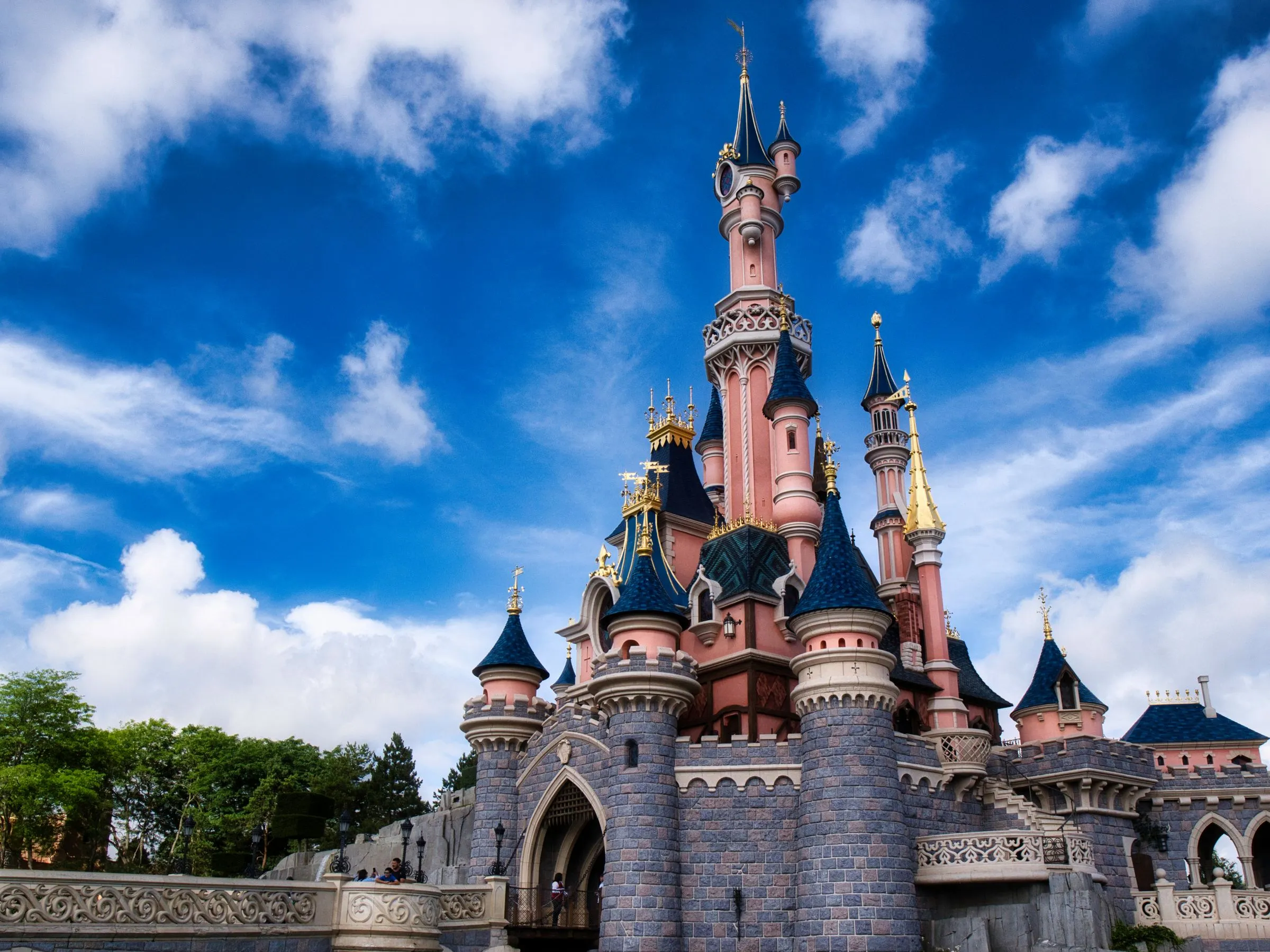 Het Doornroosjekasteel van Disneyland Parijs onder een blauwe lucht met wolken