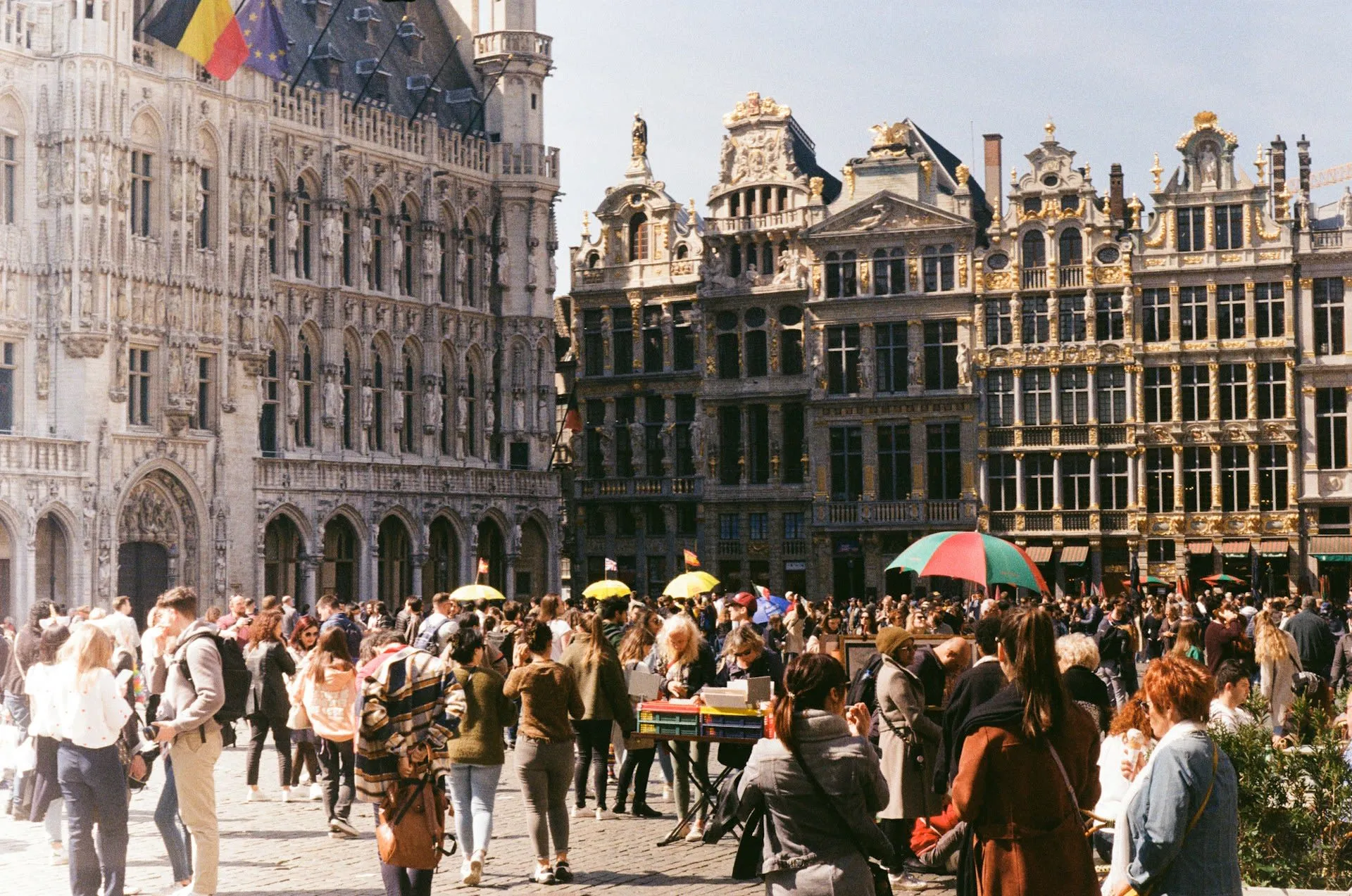 Drukte op de Grote Markt van Brussel met marktkraampjes voor de historische gildehuizen