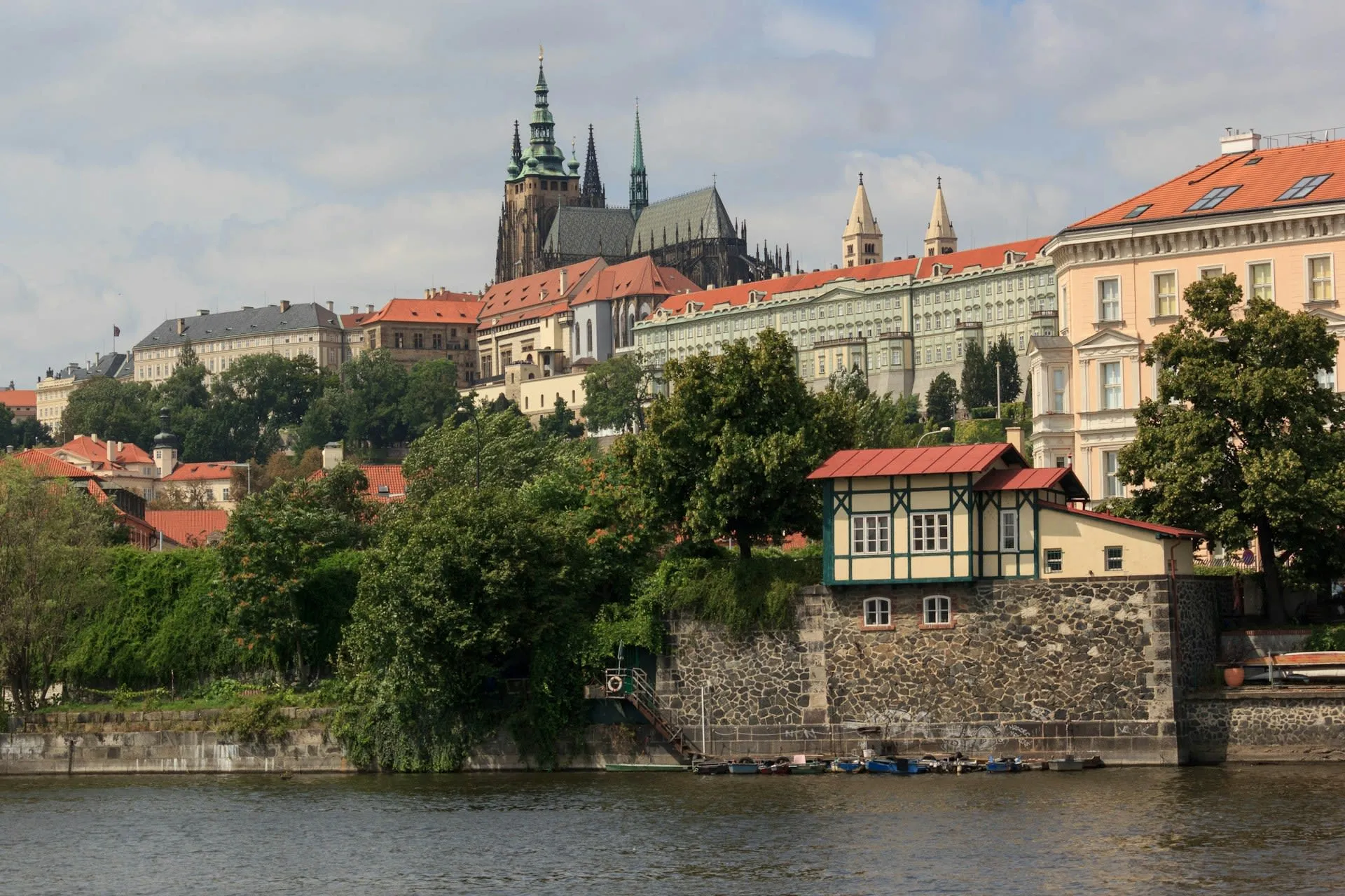 Praagse burcht met de Sint-Vituskathedraal boven de Moldau in Praag