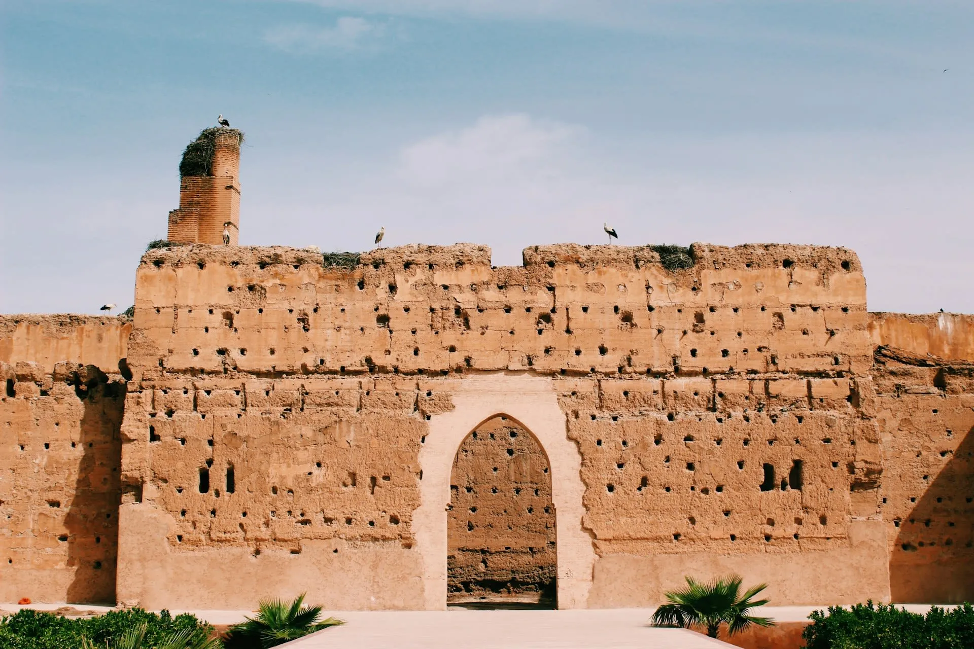 Vervallen leemmuren met ooievaarsnesten van het El Badi-paleis in Marrakech
