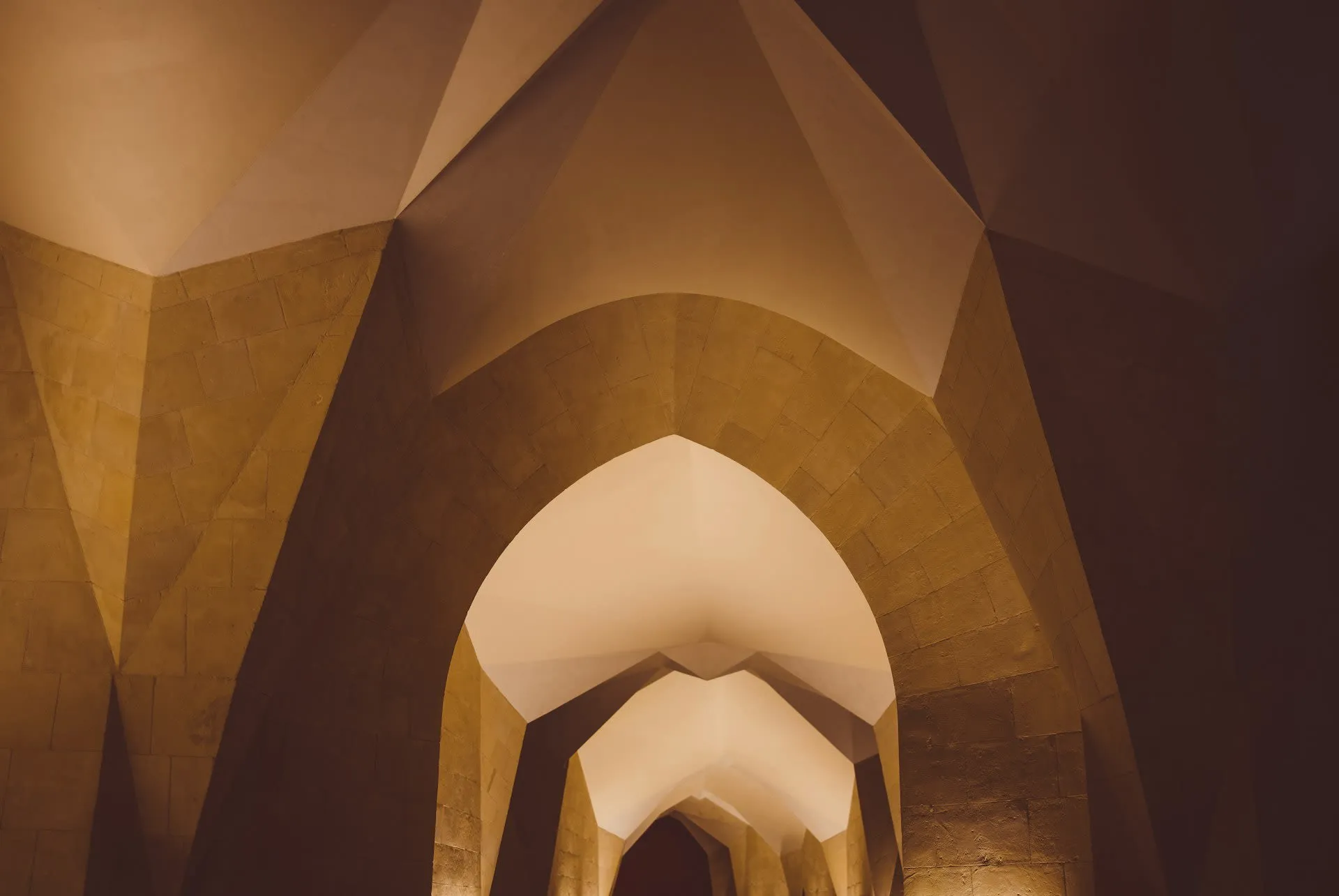 Parabolische bogen in een gebouw van Gaudí in Barcelona