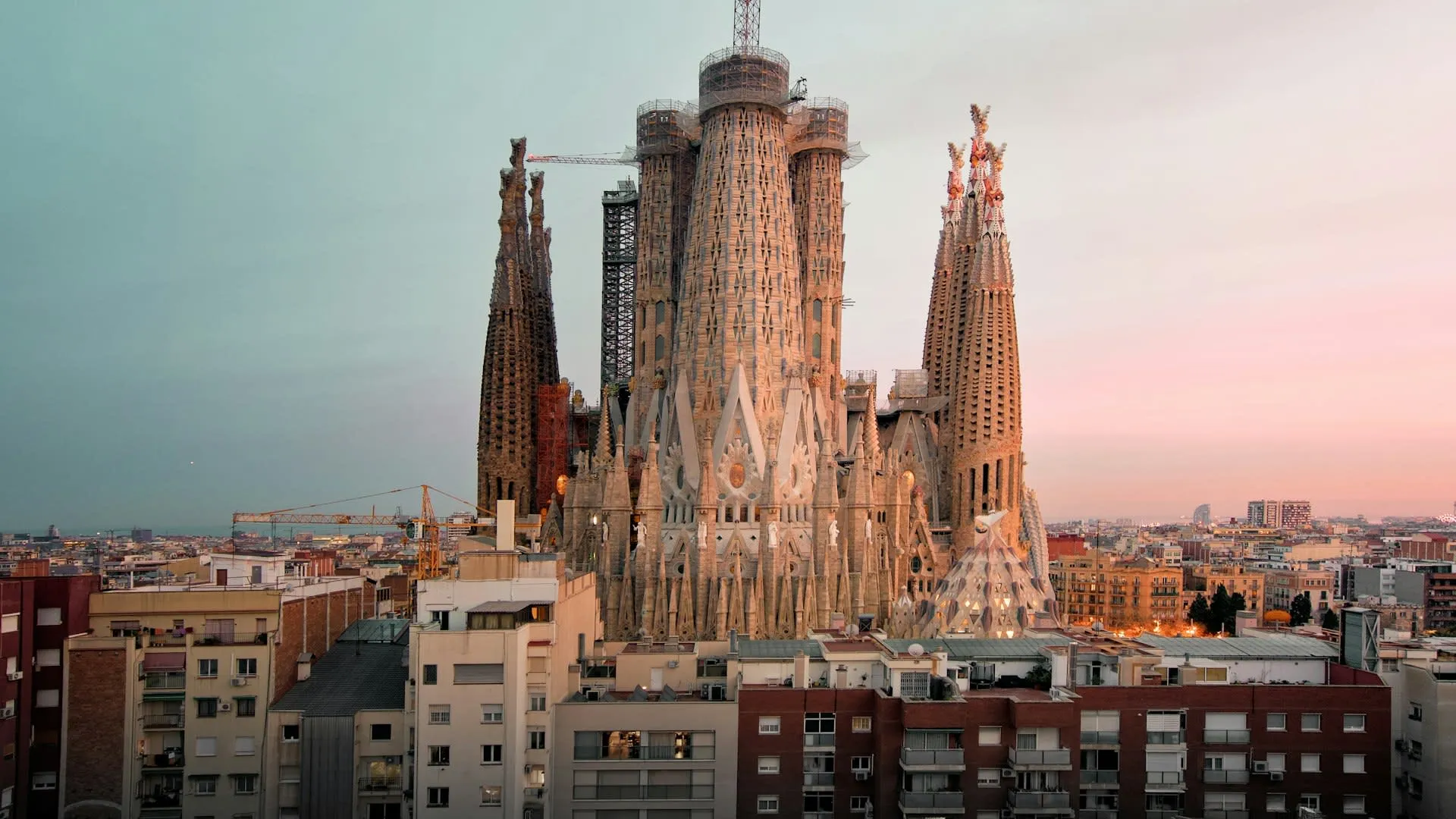 Sagrada Família in Barcelona bij zonsondergang