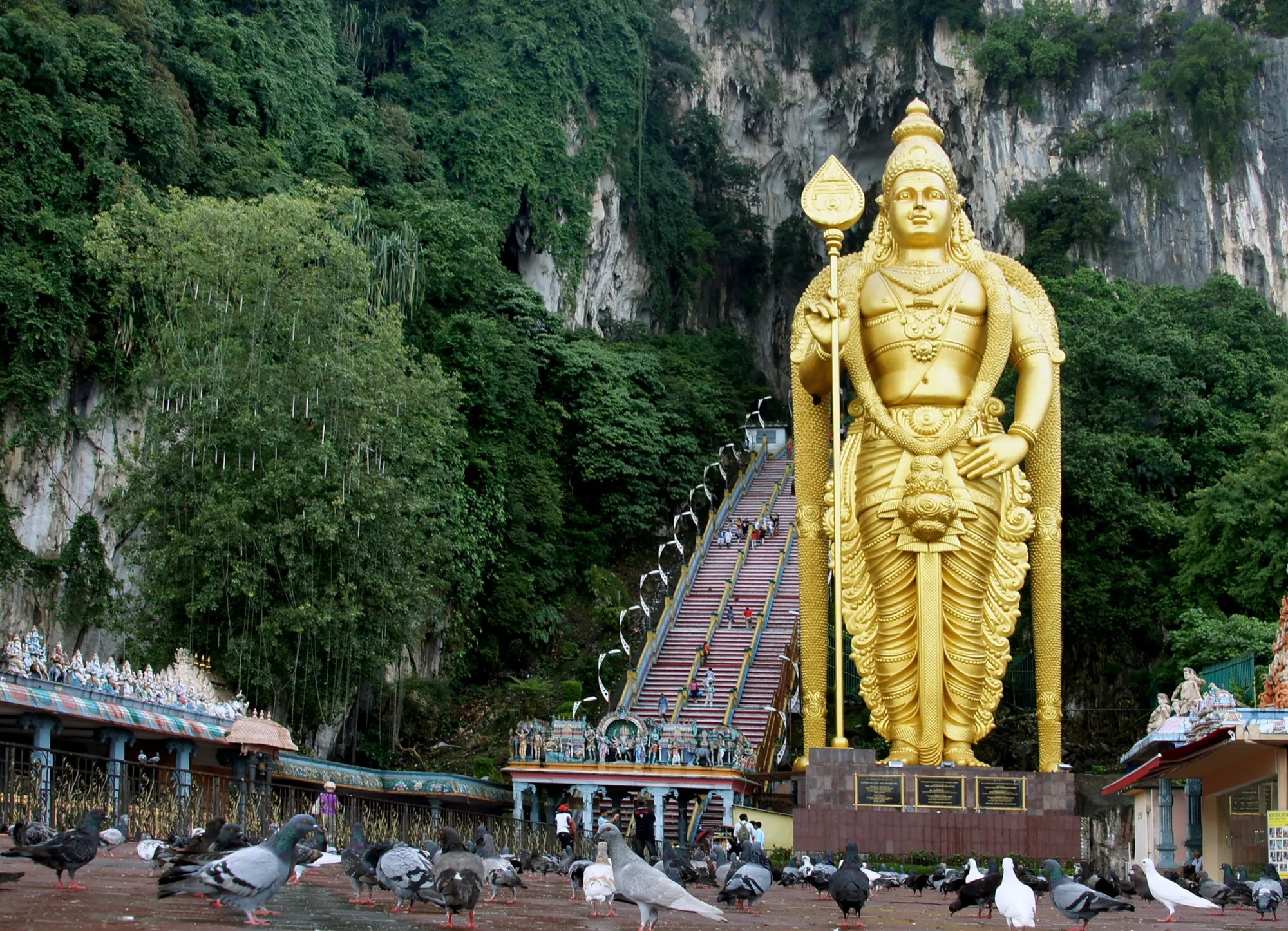 Gouden Murugan-beeld en regenboogtrap bij de Batu Caves, Kuala Lumpur