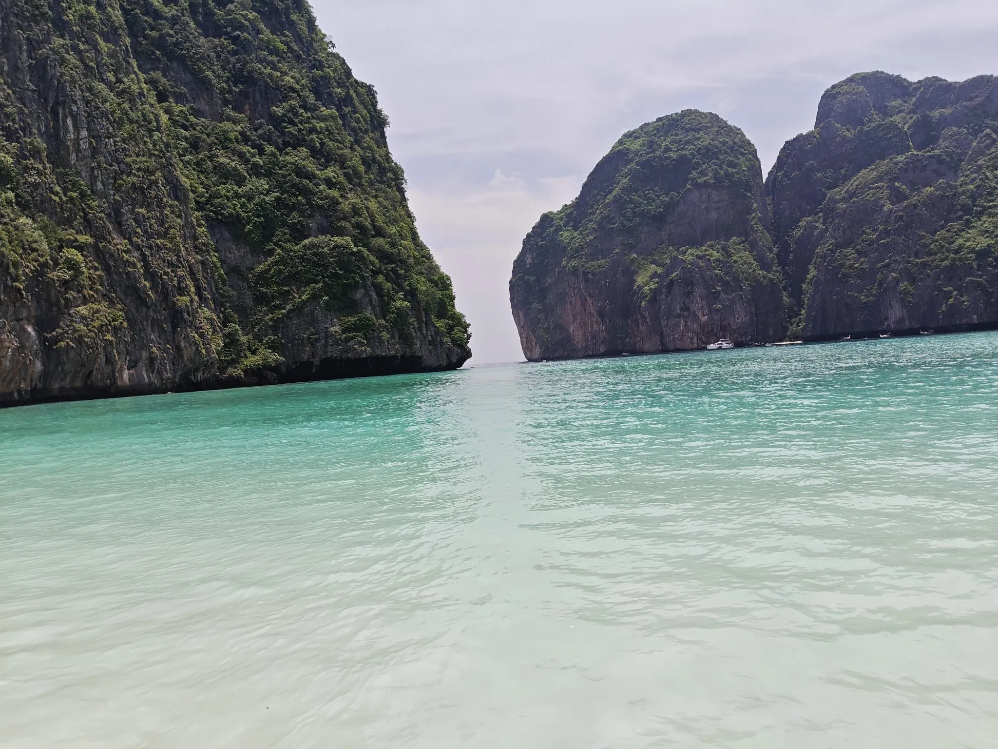 Turquoise water tussen de kalksteenrotsen van Maya Bay, Thailand