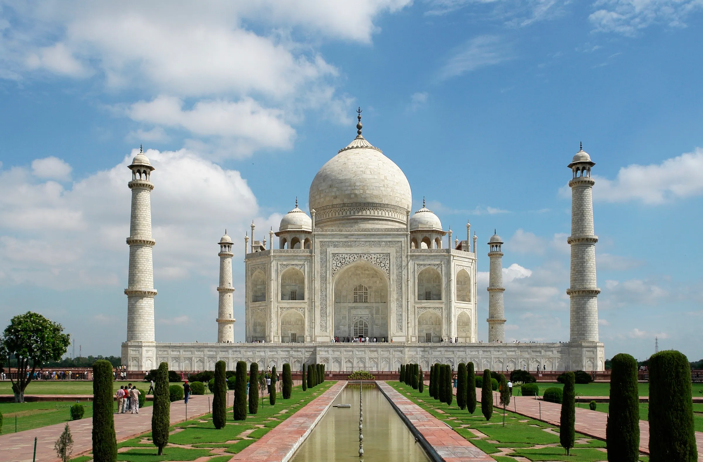 Taj Mahal in Agra met spiegelvijver en cipressen op de voorgrond